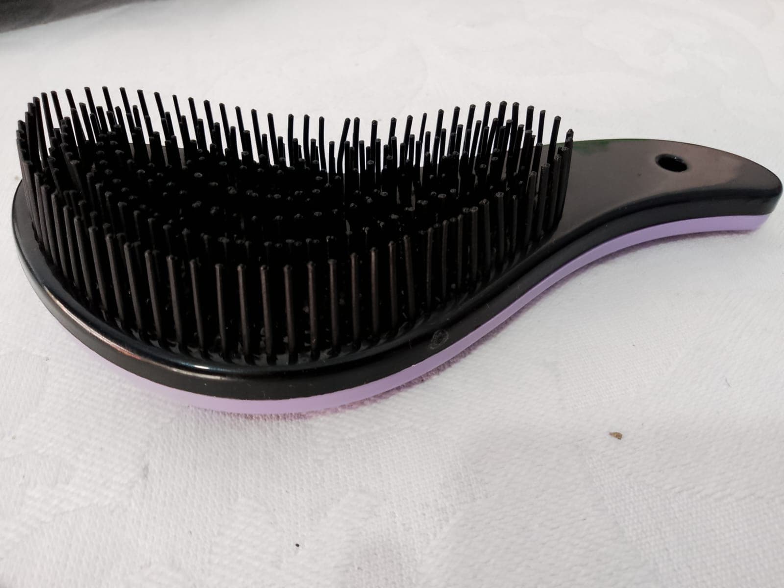 Escova desembaraçadora de cabelo formato gota preta e lilás