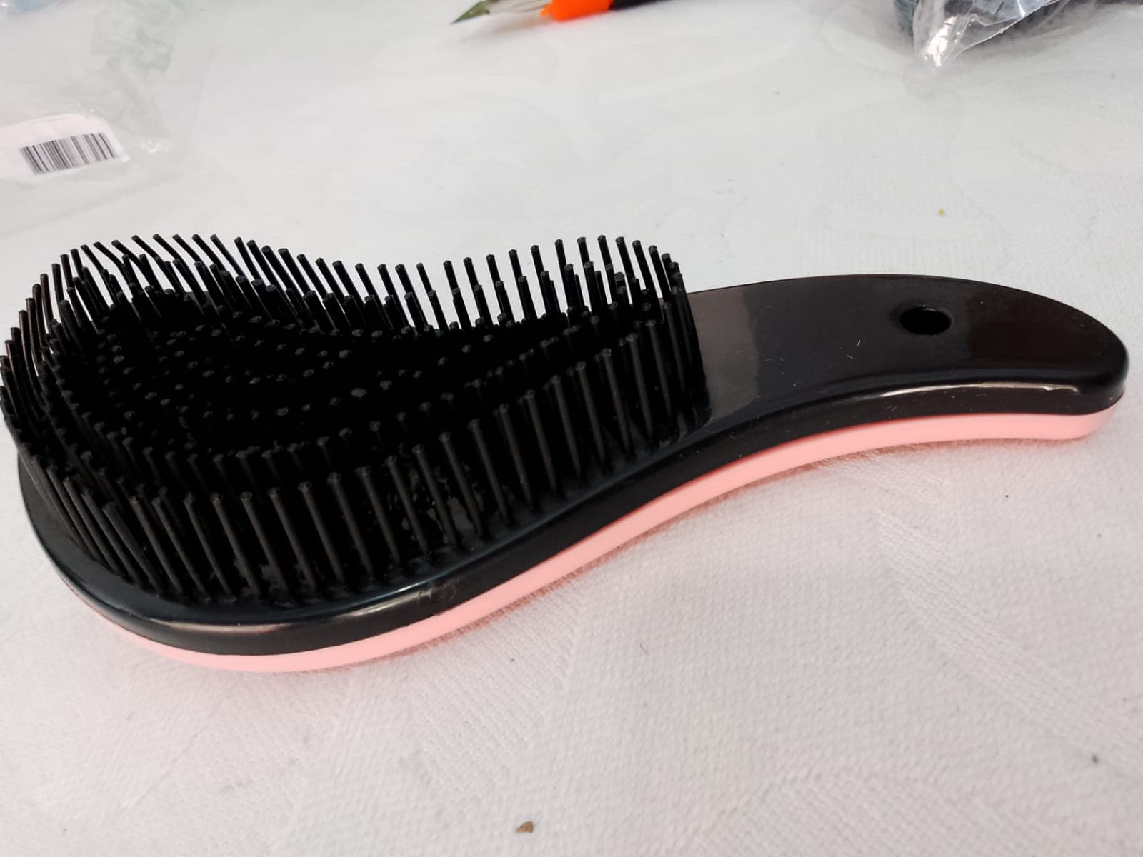 Escova desembaraçadora de cabelo formato gota preta e rosa