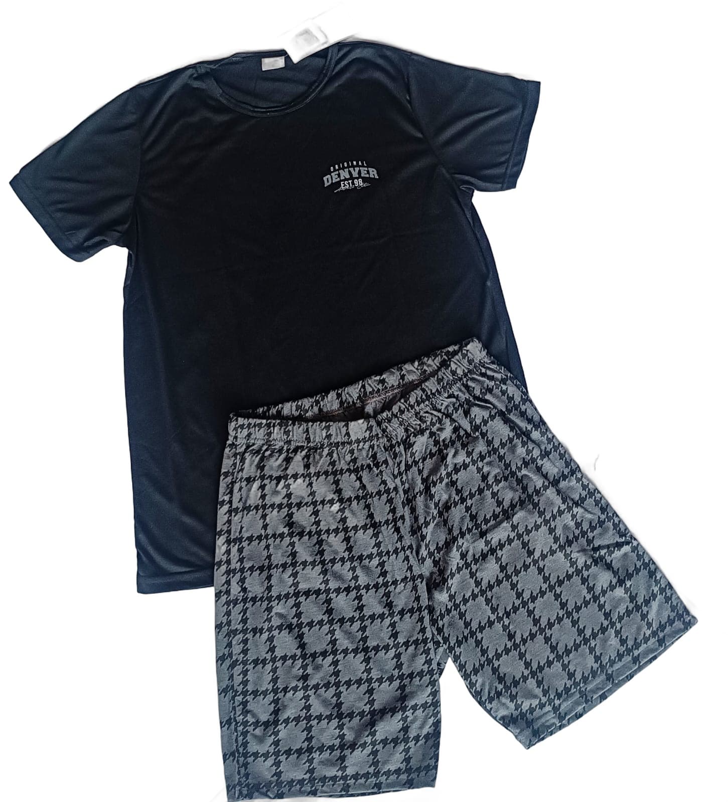 Pijama Masculino Camiseta Denver Preta e Bermuda Xadrez Cinza