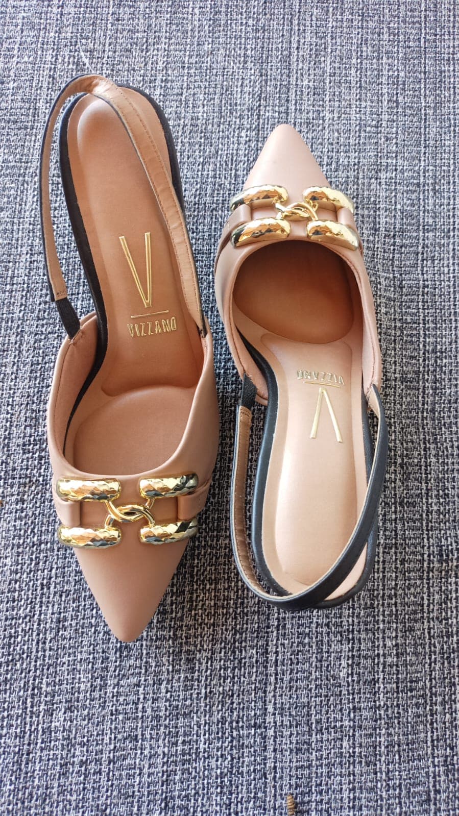Scarpin Vizzano Nude Bico Fino com Enfeite Dourado (Slingback) - Tam. 35