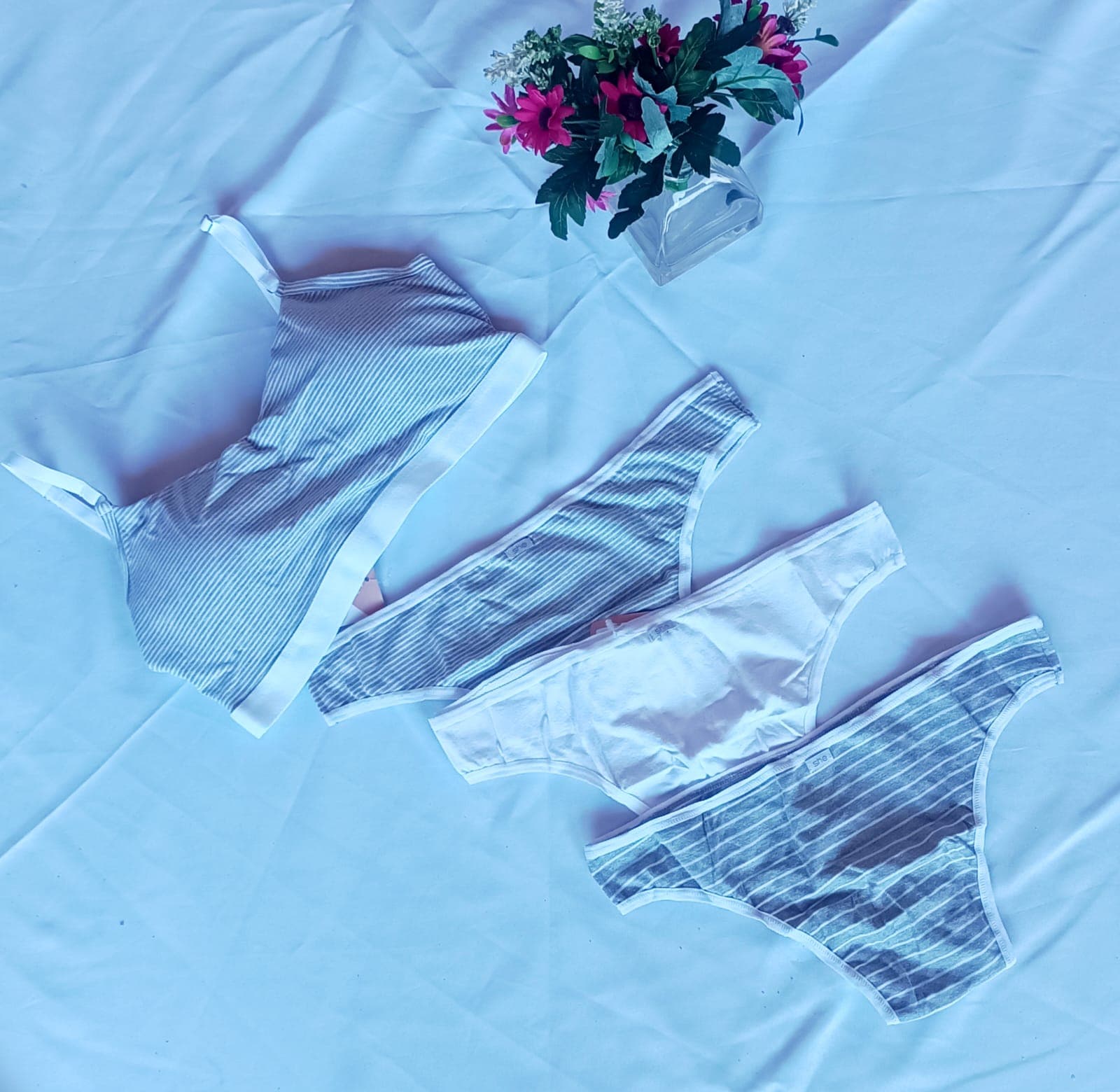 Conjunto Feminino Top e 3 Calcinhas Listrado Cinza e Branco