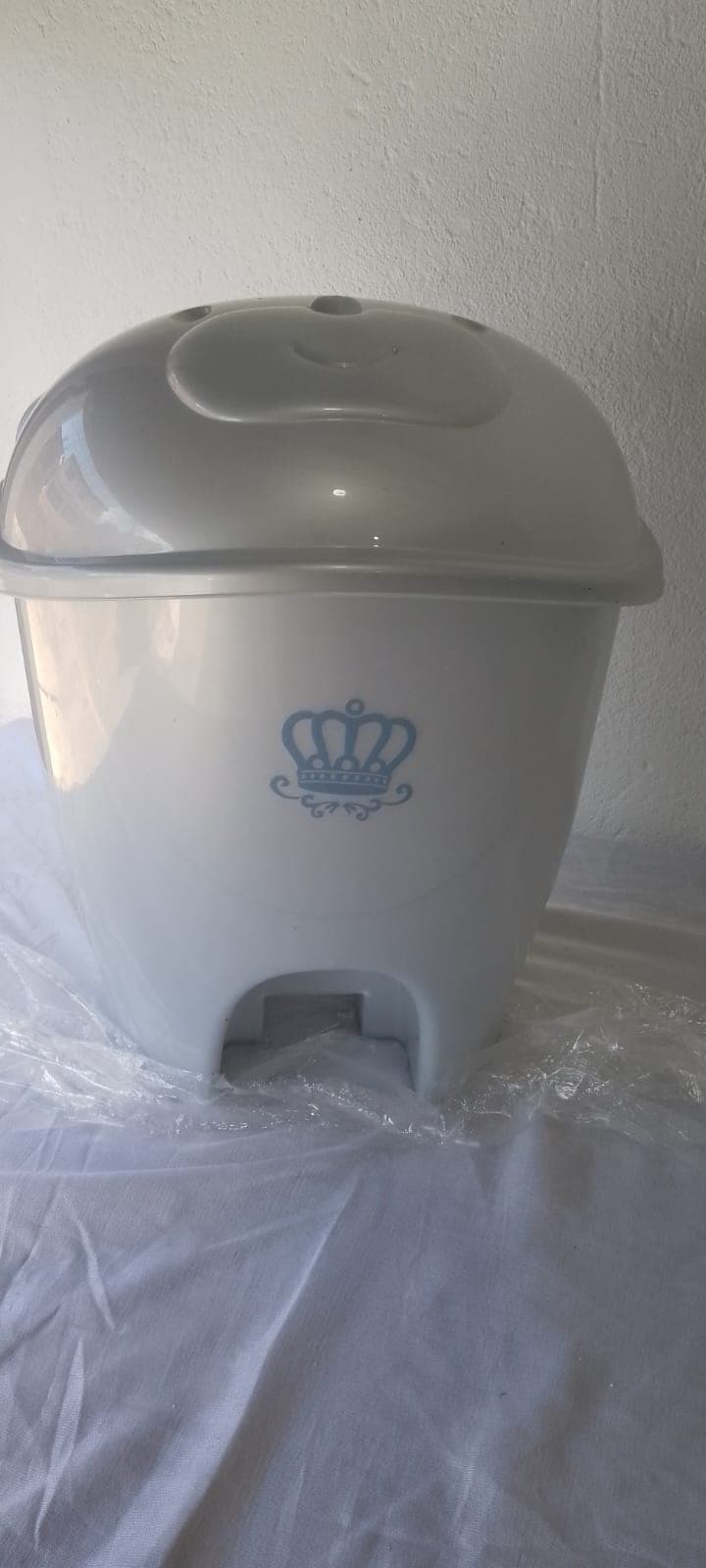 Lixeira de banheiro com pedal e tampa coroa branca e cinza